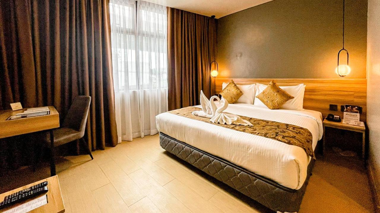 Madison 101 Hotel + Tower Кесон-Сіті Екстер'єр фото