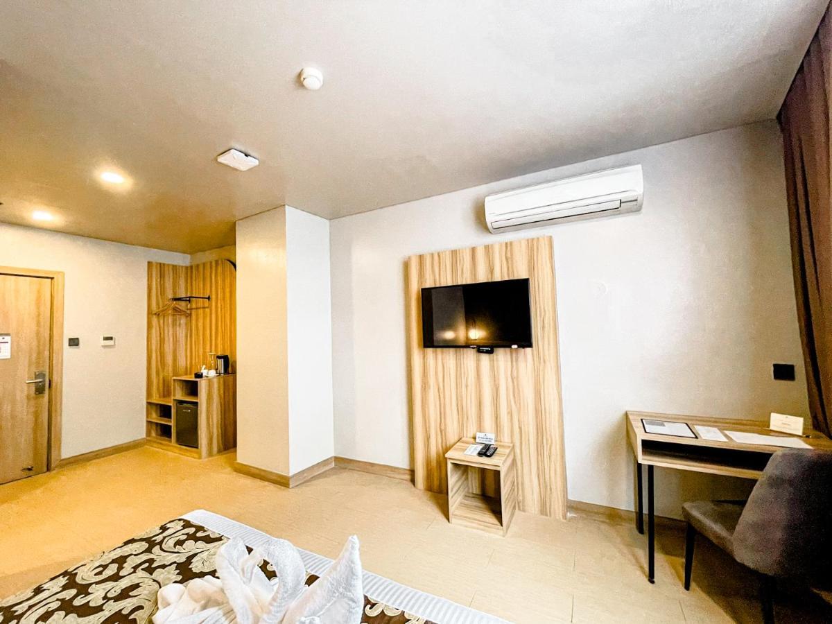 Madison 101 Hotel + Tower Кесон-Сіті Екстер'єр фото