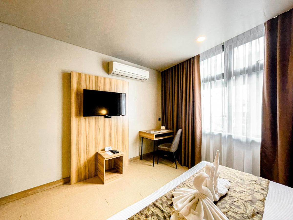 Madison 101 Hotel + Tower Кесон-Сіті Екстер'єр фото