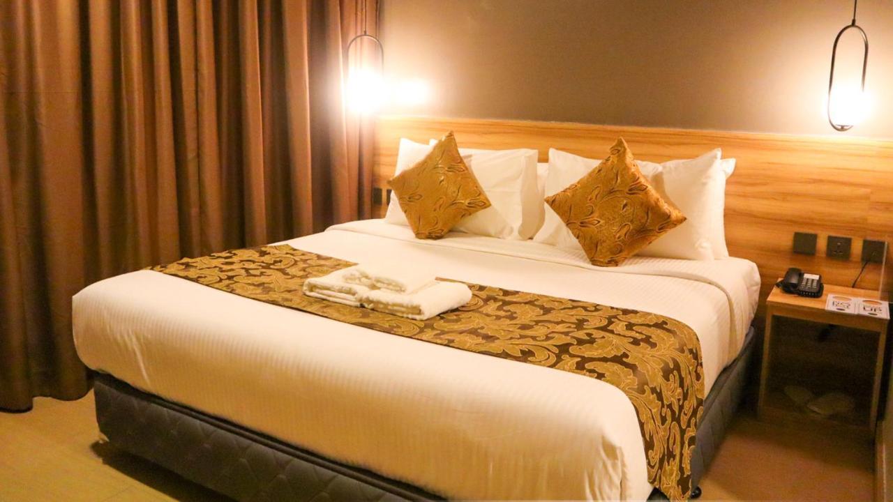 Madison 101 Hotel + Tower Кесон-Сіті Екстер'єр фото