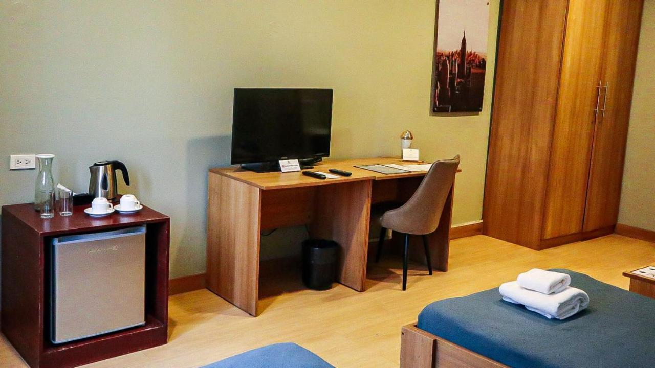 Madison 101 Hotel + Tower Кесон-Сіті Екстер'єр фото