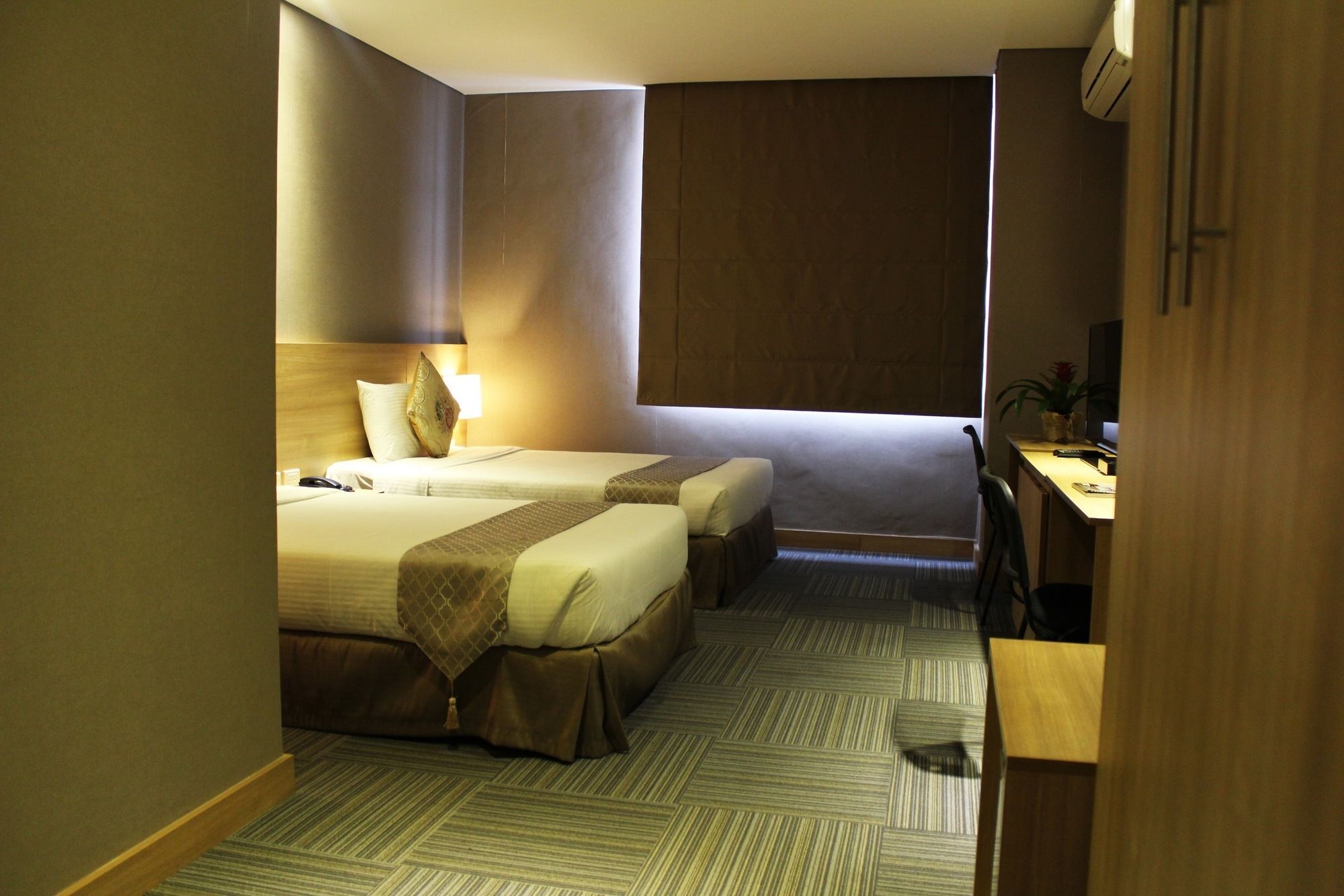 Madison 101 Hotel + Tower Кесон-Сіті Екстер'єр фото